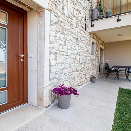 Apartament Ena *